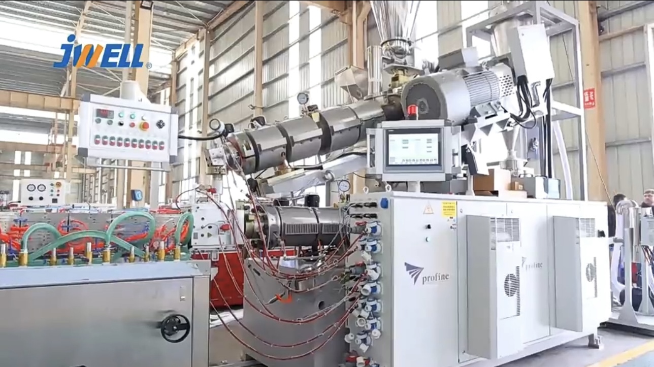 Dây chuyền máy đùn hồ sơ tốc độ cao PVC JWELL Nhà sản xuất máy đùn nhựa