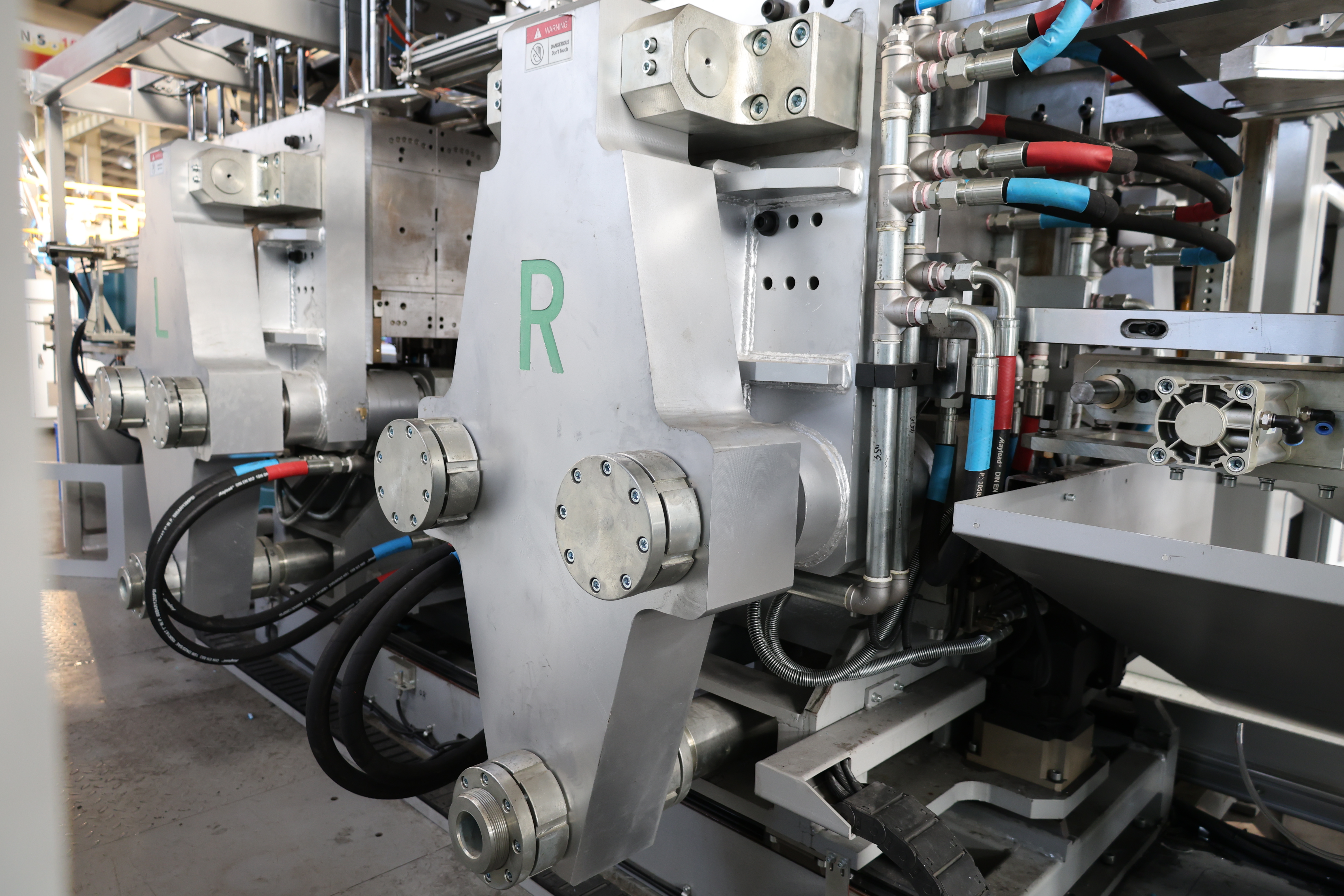 Máy thổi khuôn trạm đôi 30L cho bao bì hóa chất 